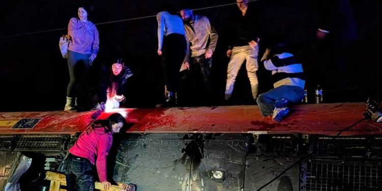 Al menos 21 muertos y decenas de heridos en descarrilamiento de trenes en Córdoba, España