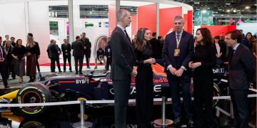 Reyes de España inauguran FITUR guardando un minuto de silencio por víctimas del accidente en Córdoba