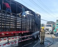 Incendio de tráiler de tractomula genera emergencia en la calle 30, vía al aeropuerto