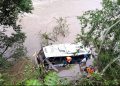 Varios heridos dejó accidente de bus que cayó al río Magdalena en la vía Altamira–Timaná.