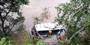Varios heridos dejó accidente de bus que cayó al río Magdalena en la vía Altamira–Timaná.