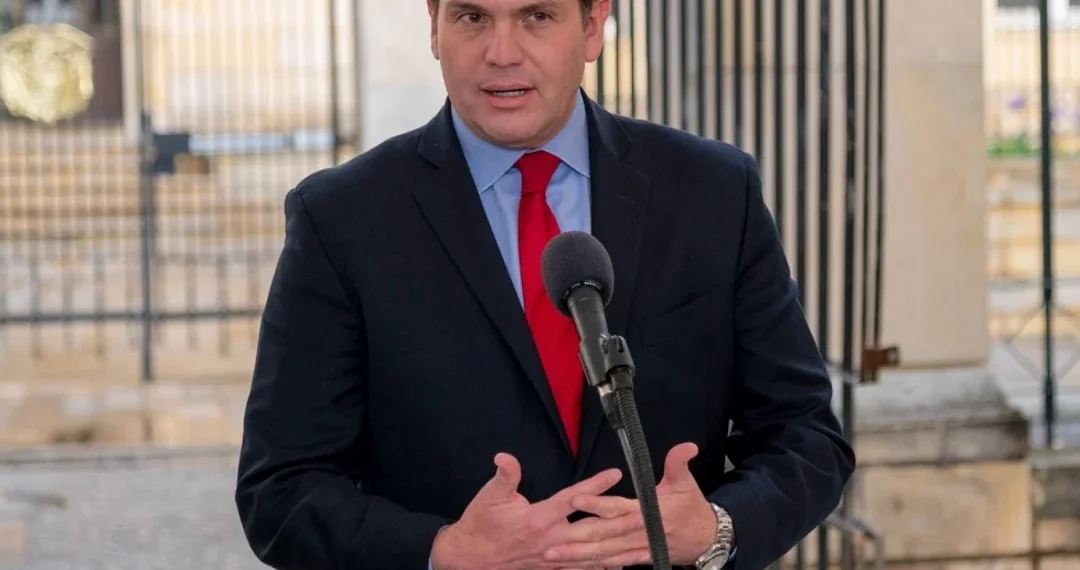 Juan Carlos Pinzón rechaza encuesta de AtlasIntel y denuncia exclusión “inaceptable” de la medición presidencial