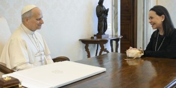 “Interceder por los presos políticos y la transición en Venezuela”: Pide Corina Machado al Papa