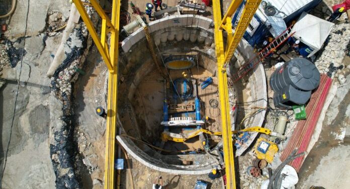 Continúa la canalización que solucionará el arroyo de la calle 85