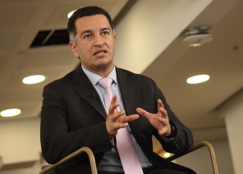 Choque en el alto gobierno: ministro de Justicia cuestiona manejo de presunto espionaje por Defensa