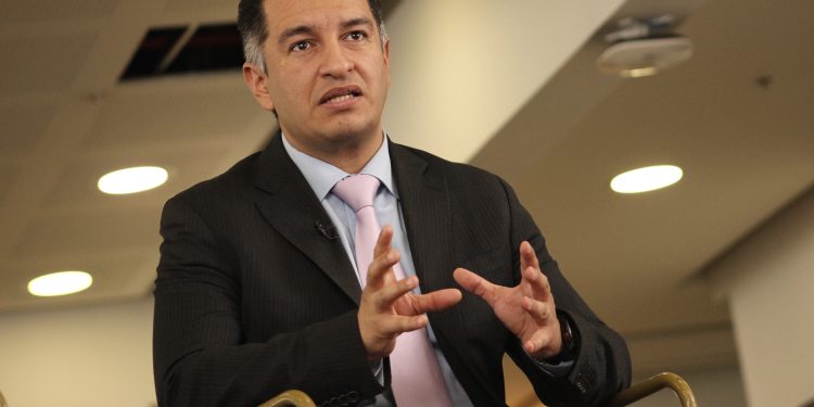 Choque en el alto gobierno: ministro de Justicia cuestiona manejo de presunto espionaje por Defensa