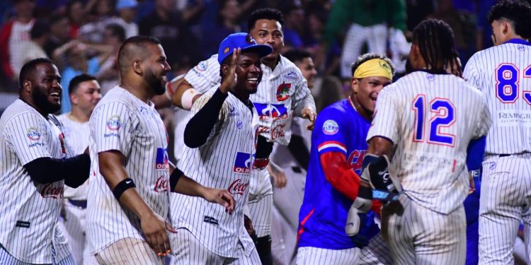 Arroyo se viste de héroe y Caimanes pega primero en la final