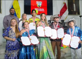 Asamblea del Atlántico condecoró a la embajadora del Carnaval del Atlántico 2026, Stefanny Martínez