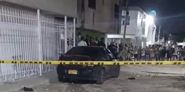 Asesinada con 13 disparos: mujer muere y un menor resulta herido en violento ataque en Soledad