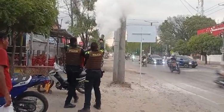 Policías controlaron incendio en plena zona comercial de Magangué