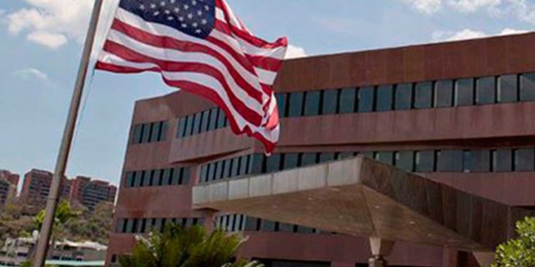EE. UU. envía equipo diplomático a Caracas y evalúa reabrir su embajada después de siete años