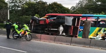 Volcamiento de volqueta genera fuerte congestión en la Vía Oriental, a la altura de Malambo