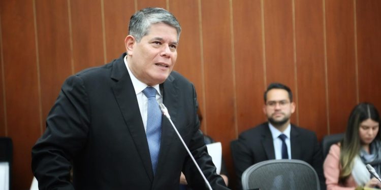 “Con $32 millones no alcanza”: Zabaraín reaviva debate sobre sueldos del Congreso