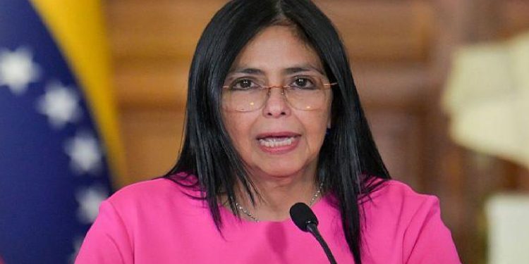 Delcy Rodríguez, vicepresidenta de Venezuela, sigue sancionada por la UE por violaciones a la democracia y derechos humanos