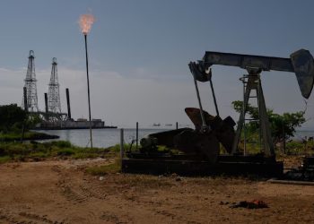 Precios del petróleo repuntan tras intervención de EE. UU. en Venezuela