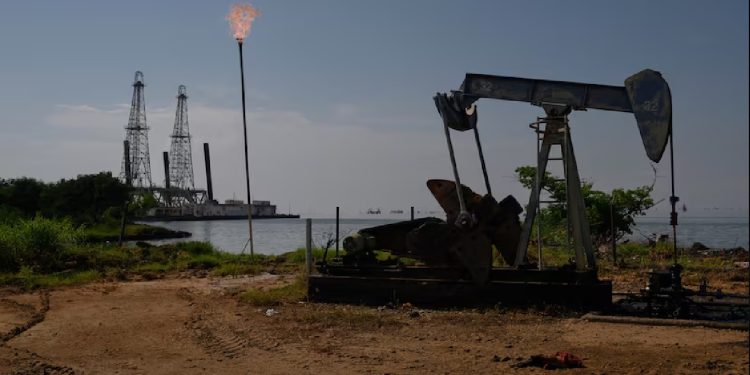 Precios del petróleo repuntan tras intervención de EE. UU. en Venezuela