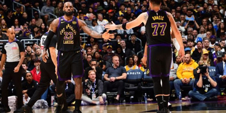 Doncic y LeBron impulsan a los Lakers en una noche intensa de NBA