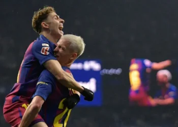 El Barça golpea tarde y se queda el derbi