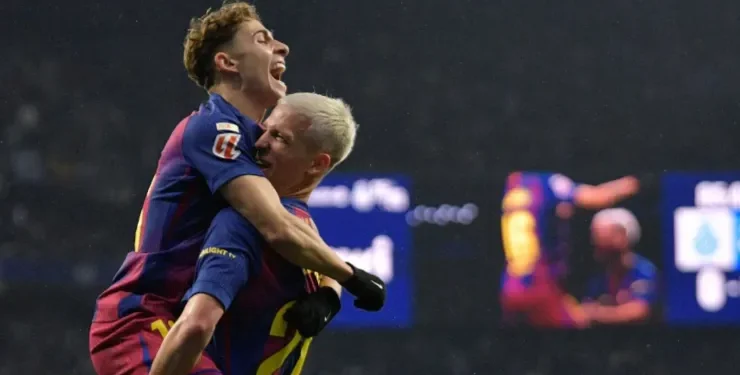 El Barça golpea tarde y se queda el derbi