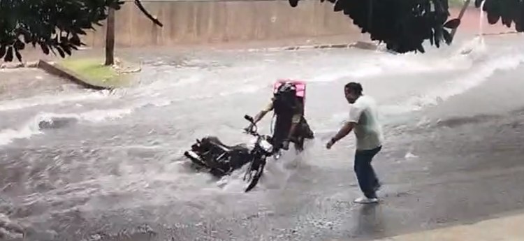 Motociclista arrastrado por arroyo y negocio destechado en Barranquilla