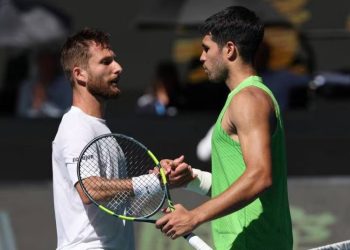 Alcaraz impone su ritmo y avanza sin sobresaltos en Melbourne