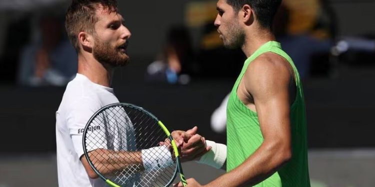 Alcaraz impone su ritmo y avanza sin sobresaltos en Melbourne