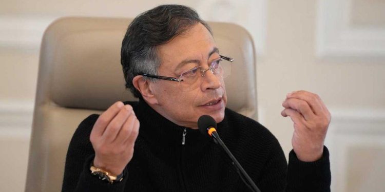 Petro ratifica llamado a movilización tras suspensión del decreto de emergencia y bloqueos a reformas sociales