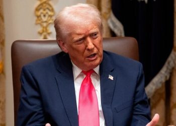 Trump arremete contra senadores republicanos por apoyar medida que limita sus poderes sobre Venezuela