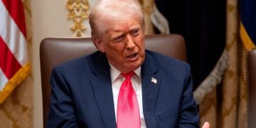 Trump arremete contra senadores republicanos por apoyar medida que limita sus poderes sobre Venezuela