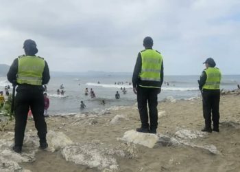 Fuerte oleaje: rescatan a un hombre y una menor que eran arrastrados por el mar en Puerto Colombia