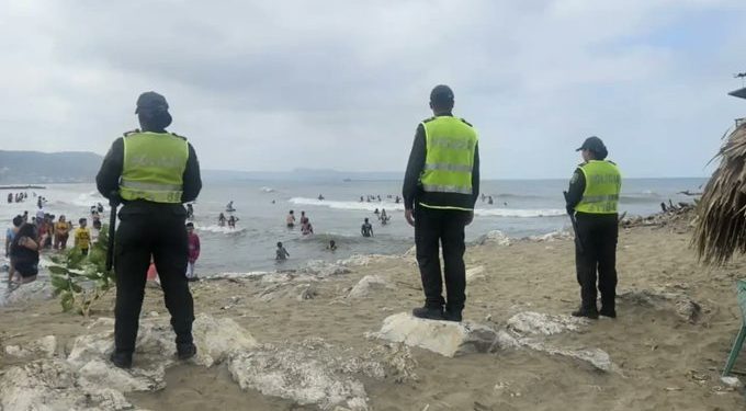Fuerte oleaje: rescatan a un hombre y una menor que eran arrastrados por el mar en Puerto Colombia