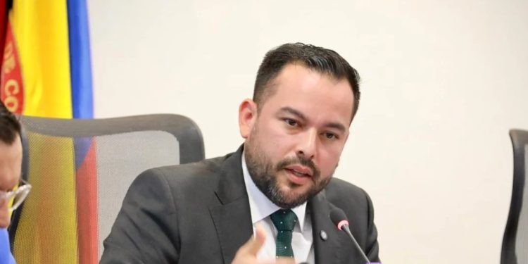 Ministro de Energía califica de “agresión” decisión arancelaria de Ecuador