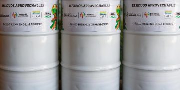 C.R.A. instala 60 puntos ecológicos en la Vía 40 y se suma a la Batalla de Flores con su mensaje ambiental ‘Somos Agua’