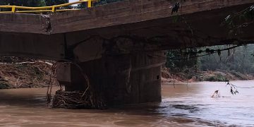 Así colapsa el puente en el río Mendihuaca deja incomunicada la Troncal del Caribe