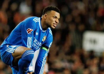 Mbappé se queda fuera del duelo ante Benfica por molestias en la rodilla