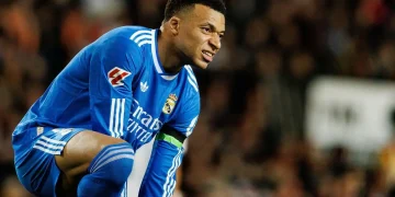Mbappé se queda fuera del duelo ante Benfica por molestias en la rodilla