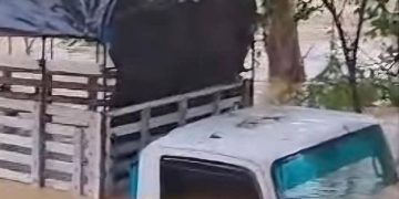 Conductor murió al ser arrastrado por la corriente en medio de fuertes crecientes en Córdoba