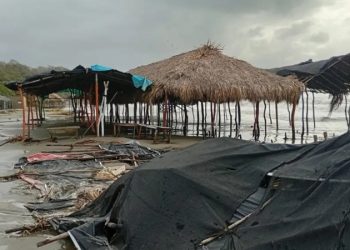 Mar de leva arrasó con más del 70% de los negocios en Manzanillo del Mar: comerciantes temen que la emergencia continúe
