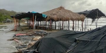 Mar de leva arrasó con más del 70% de los negocios en Manzanillo del Mar: comerciantes temen que la emergencia continúe