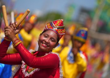 Las danzas de paloteo brillaron en la Vía 40 con homenaje a la memoria y la identidad caribeña