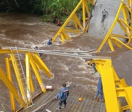 Colapsa el Puente El Triunfo en Boyacá: varias personas heridas y atrapadas