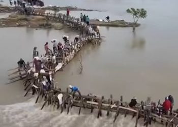Comunidad en Córdoba enfrenta creciente del río con muro artesanal para evitar inundaciones