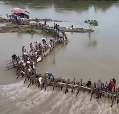 Comunidad en Córdoba enfrenta creciente del río con muro artesanal para evitar inundaciones