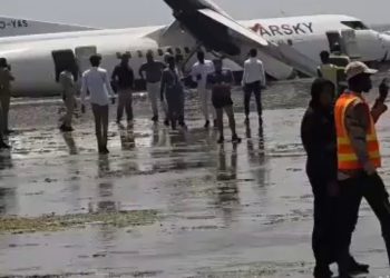 Avión Fokker 50 se accidenta tras despegar en Mogadiscio; no hubo víctimas fatales