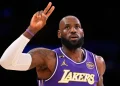 LeBron James rompe la barrera del tiempo con triple-doble a los 41 años