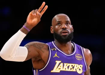 LeBron James rompe la barrera del tiempo con triple-doble a los 41 años
