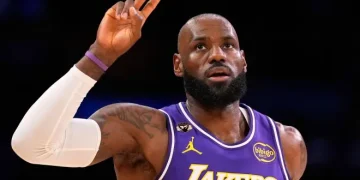 LeBron James rompe la barrera del tiempo con triple-doble a los 41 años