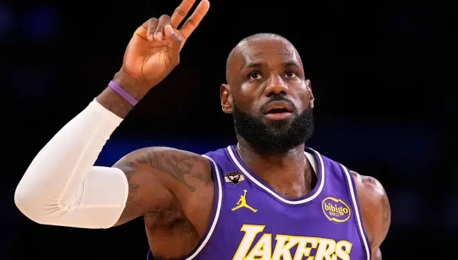 LeBron James rompe la barrera del tiempo con triple-doble a los 41 años