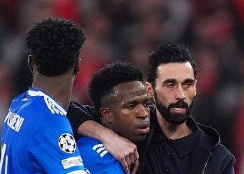 Vinicius decide en Lisboa en una noche marcada por el protocolo antirracista