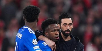 Vinicius decide en Lisboa en una noche marcada por el protocolo antirracista